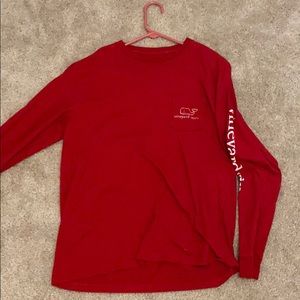 red vineyard vines shirt